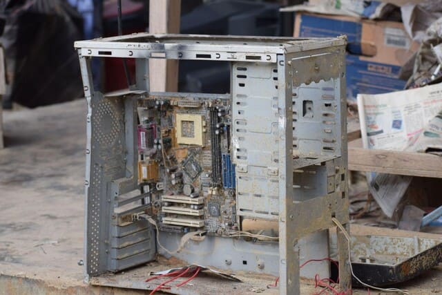 Intérieur vidé d’un vieux moniteur d’ordinateur.