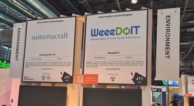 Deux panneaux côte à côte de différentes entreprises innovantes présentes à VivaTech 2022 : Sustainacraft et WeeeDoIT.